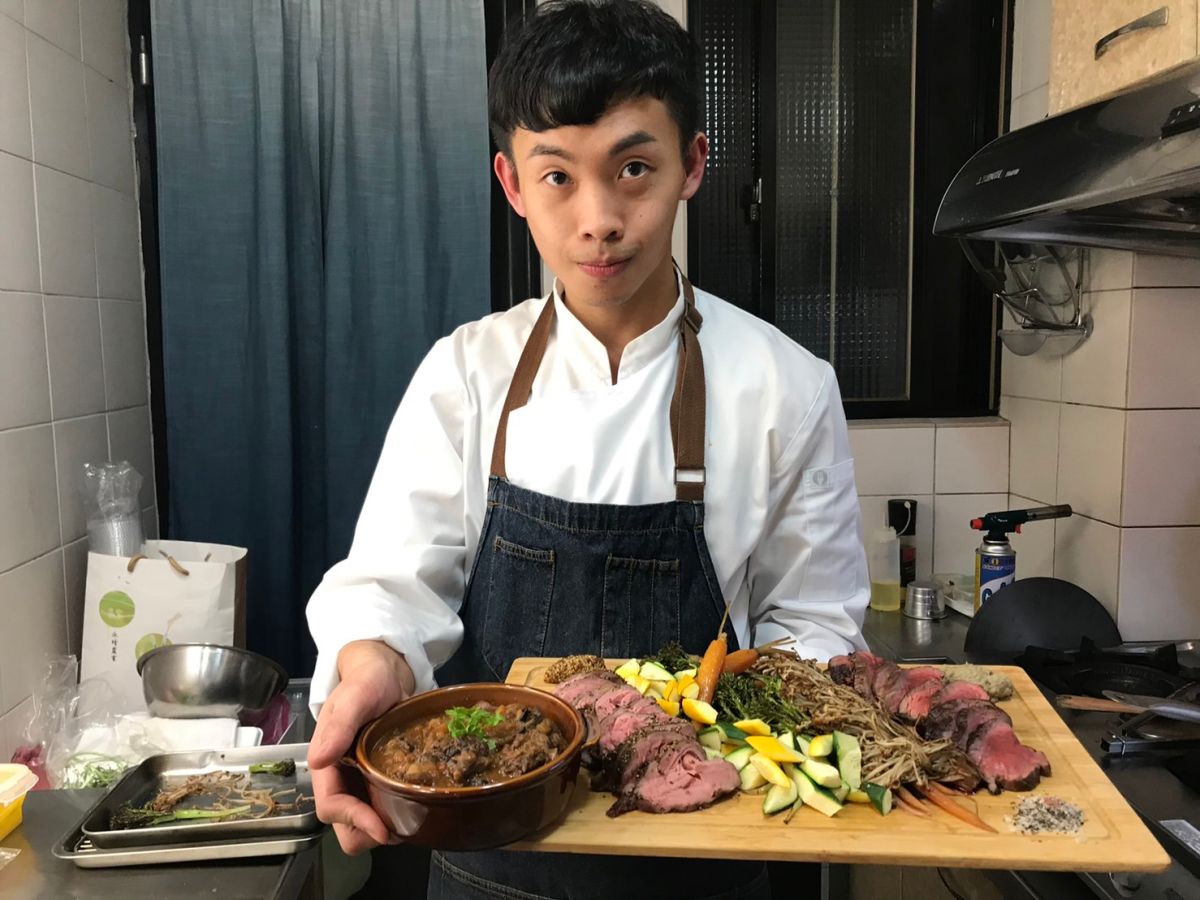 ▲普橘島主廚張晉逸（James）熱愛做菜，無論在普橘島的員工餐或是自己的私廚餐廳，都希望給饕客最有溫度的料理。（圖／張晉逸提供）