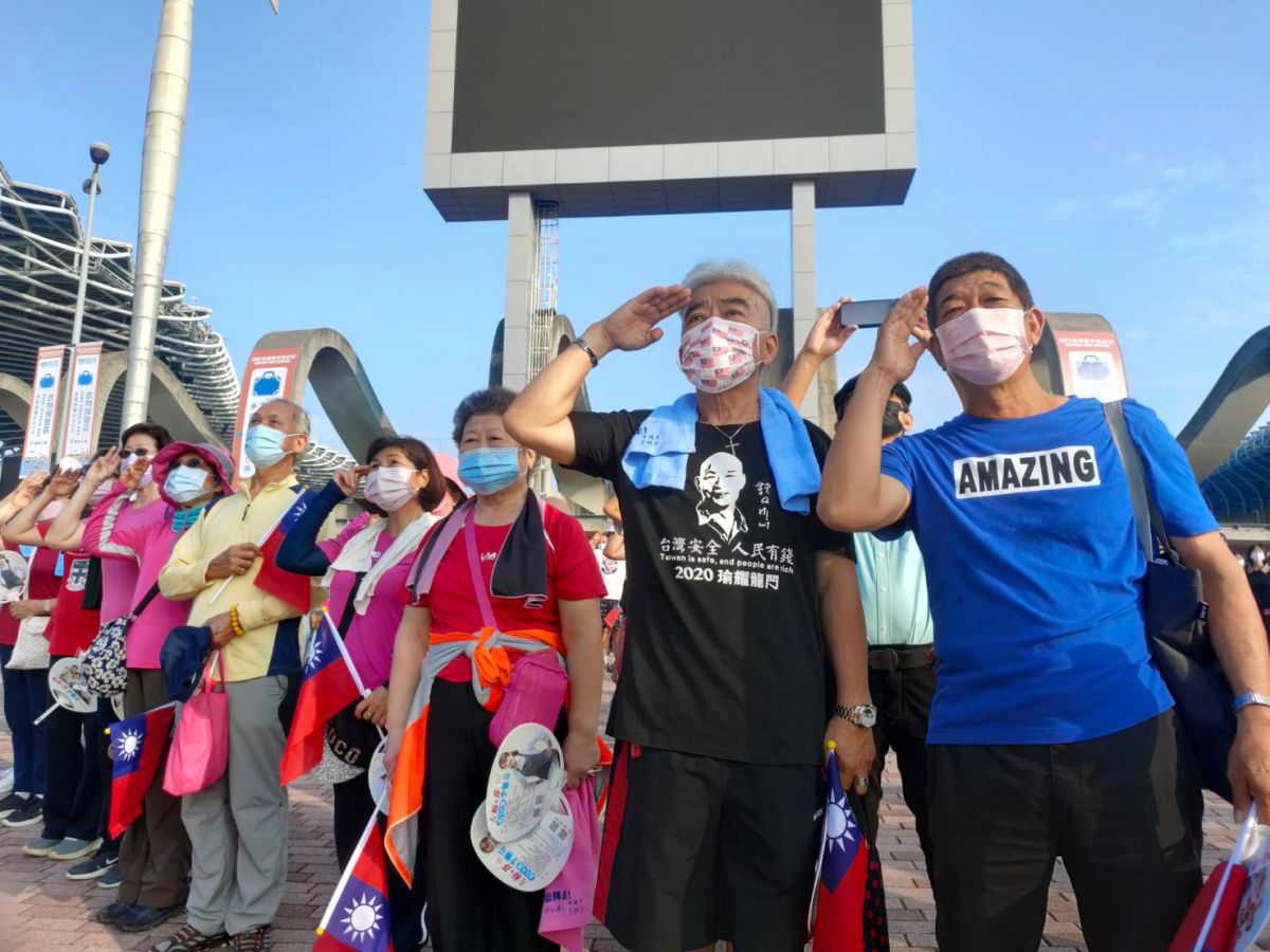 ▲「台灣加油逗陣走」今天早上在世運主場館舉行，朱立倫、柯志恩和李雅芬等衆多市議員、里長参選人和千餘民衆參加，場面熱烈。(圖／翻攝畫面)