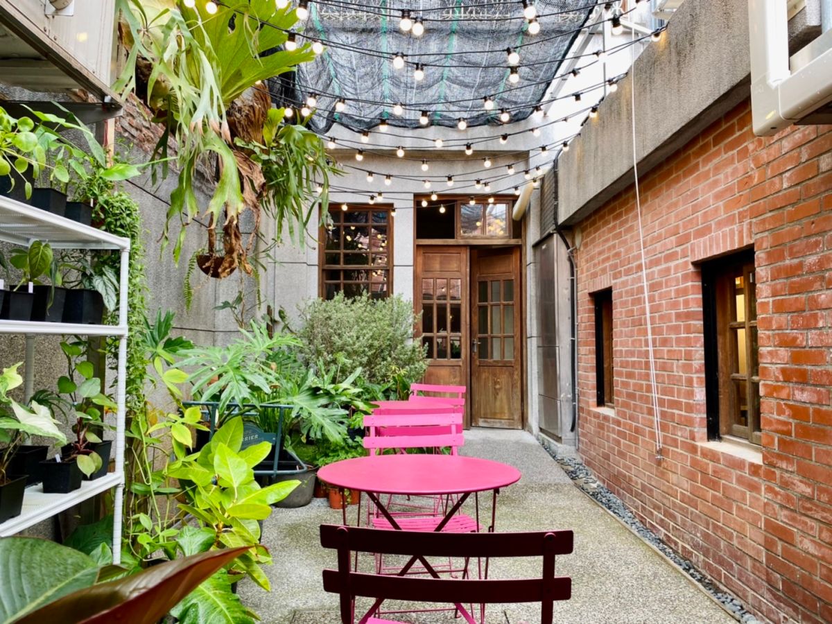 ▲TAKE FIVE五方食藏大稻埕店規劃全日早午餐，邀「回春植栽 Vivify Plants」善用老宅天井庭院打造鹿角蕨秘境，攜手boven雜誌圖書館在二樓打造不限時書香咖啡廳，並進駐姊妹品牌「珠寶盒法式點心坊」麵包、甜點與 「Wild Baker」的酸種麵包美味飄香。（圖／記者蕭涵云攝）