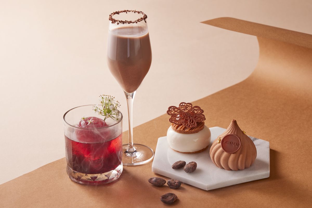 ▲台北寒舍艾美「北緯二十五」攜手TERRA土然推出聯名巧克力下午茶饗宴，不只有4款全新蛋糕開賣，內用還有巧克力製成的創意飲品。（圖／寒舍艾美提供）