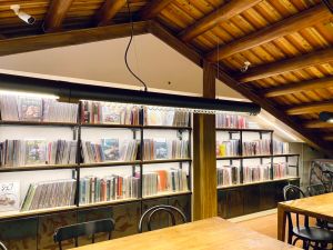▲二樓結合boven雜誌圖書館打造書香咖啡閱覽室。（圖／記者蕭涵云攝）