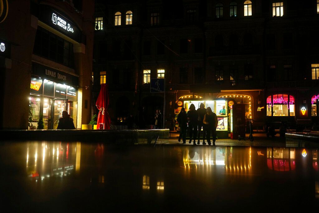 ▲烏克蘭發電量在俄羅斯軍隊不斷攻擊下已減半，總統澤倫斯基再度呼籲人民節約能源。圖為基輔先前遭俄羅斯轟炸後停電。（圖／美聯社／達志影像）