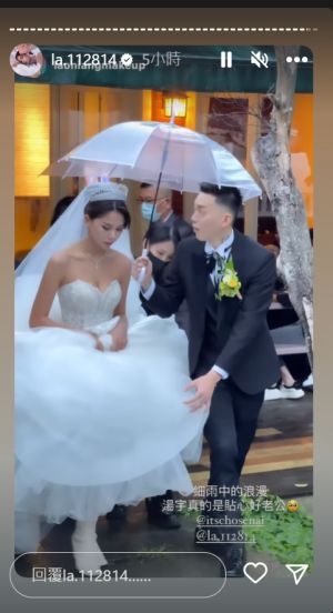 ▲蕾菈在細雨裡舉辦婚禮，老公湯宇體貼幫她提起婚紗。（圖／翻攝自蕾菈IG）