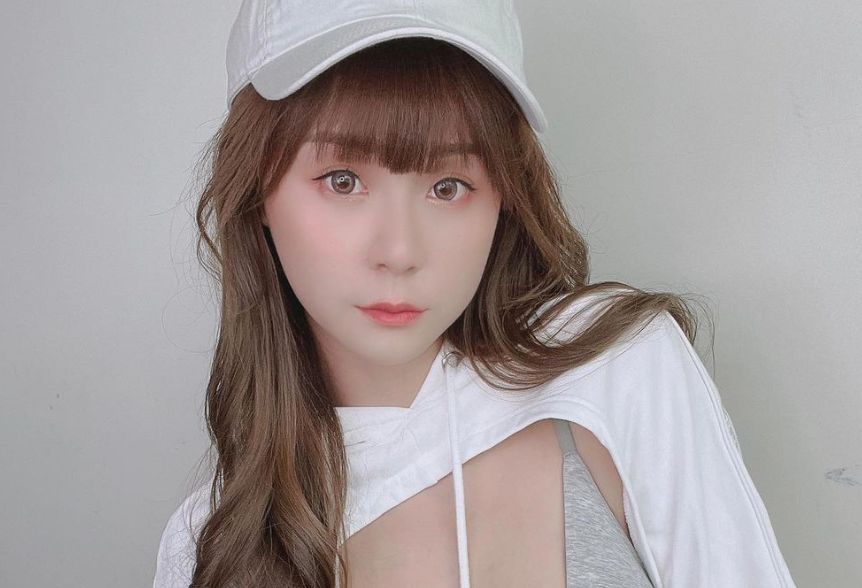 ▲短今衣服全開，露出D級雪乳，讓粉絲暴動直呼「一早鼻血已噴」。（圖／翻攝自短今IG）