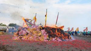 ▲王船到達鳳鼻頭海邊定位後開始添載,並在熊熊烈火中燒化。(圖/臨水宮提供) ▲王船到達鳳鼻頭海邊定位後開始添載,並在熊熊烈火中燒化。(圖/臨水宮提供)