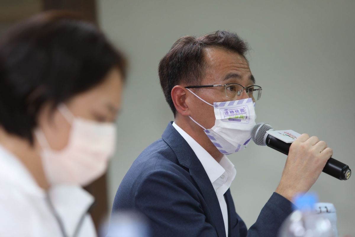 ▲鄭運鵬說明自己青年政見必須符合三大原則，包括合理、體貼與未來性，強調唯有跟大家生活在一起，才能看到桃園的困難進而解決問題。（圖／記者康仲誠攝，2022.10.23）