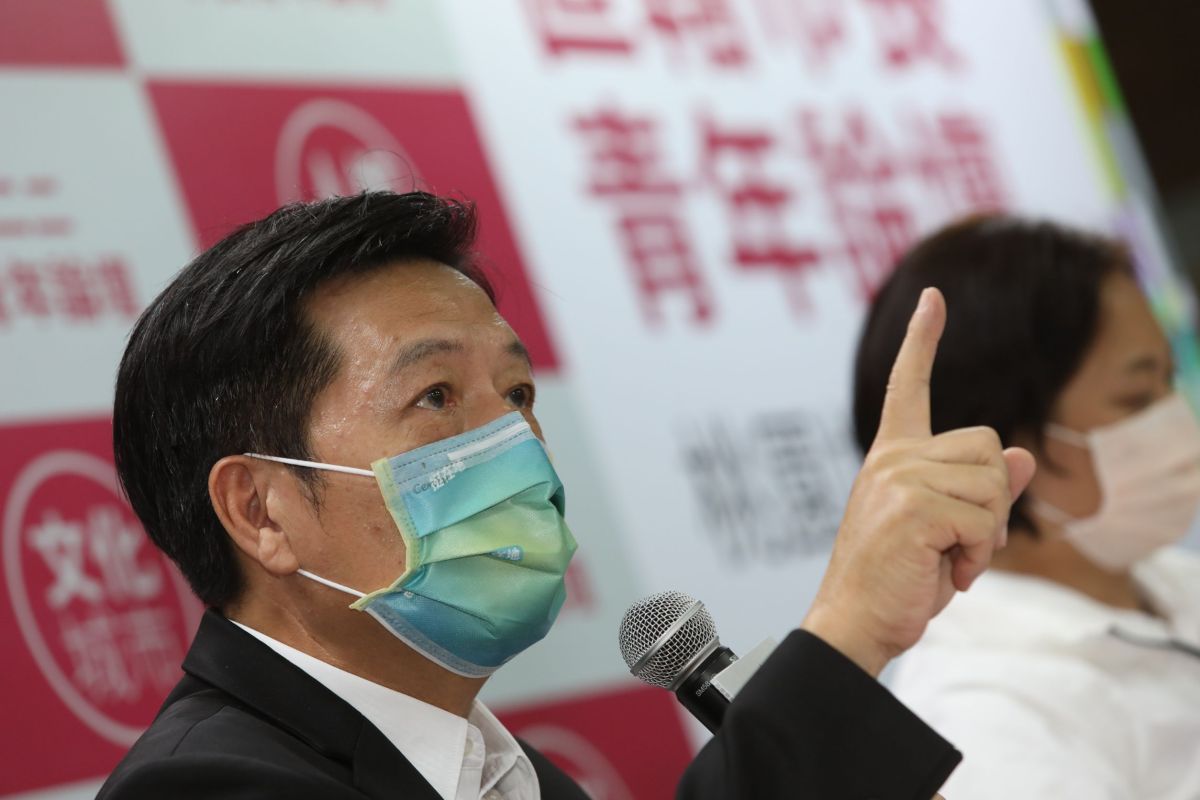 ▲鄭寶清認為青年遇到最大問題就是住房，租不起又買不起，政府應提供青年自備款，並提出「住房雙箭」政見，讓政府幫忙買房、租房。（圖／記者康仲誠攝，2022.10.23）