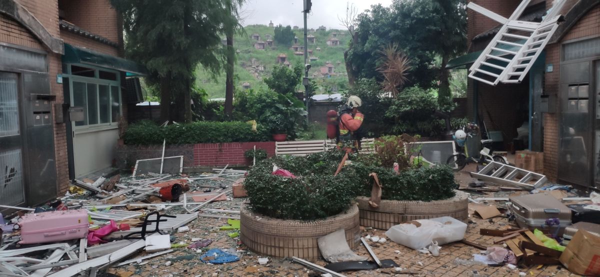 ▲新北市三峽區今（23）日下午3點多，驚傳氣爆，新北市三峽區大同路319巷的集合式社區，其中一樓的3樓的氣密窗，由於氣爆噴飛在中庭花園。（圖／翻攝畫面）