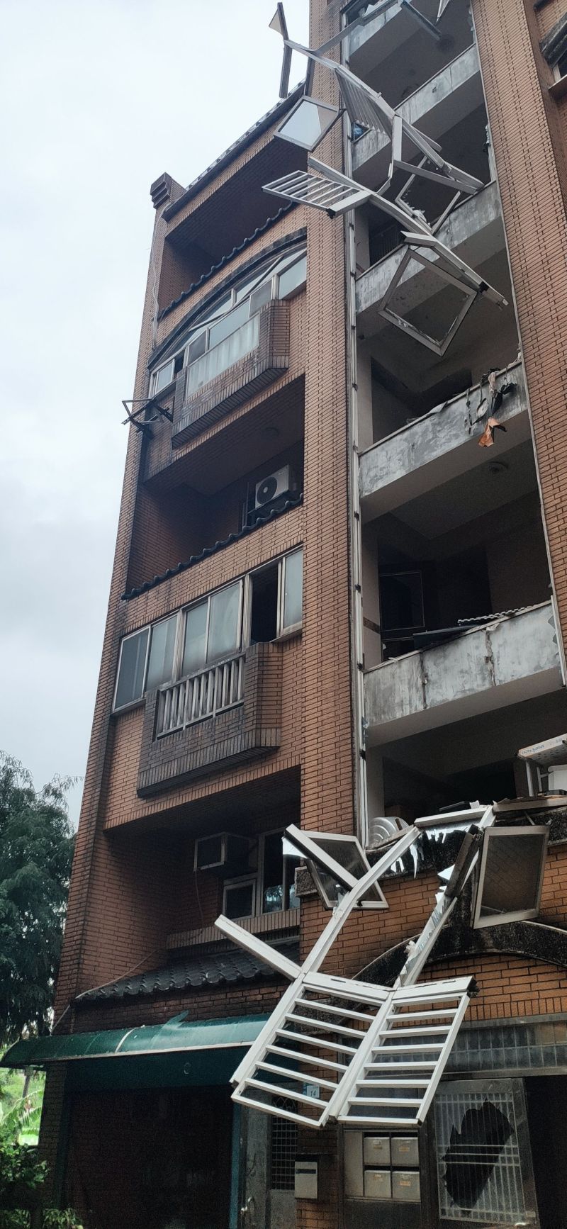 ▲三峽發生氣爆，3樓的氣密窗受爆炸衝擊破裂。（圖／翻攝畫面）