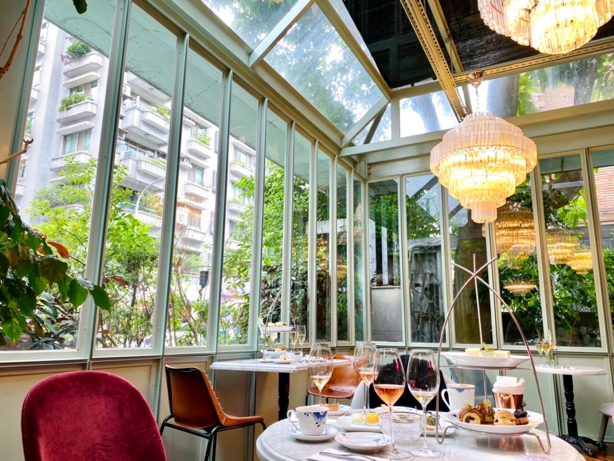 ▲東區大安路上的初衣食午Onefifteen Cafe，於原址玻璃屋打造C’elet 115香檳紅酒吧，邀請米其林侍酒師Ricco Luo進駐打造全新酒單，推薦令人驚喜的小農香檳和橘酒。與Moet Hennessey酩悅香檳合作推出一系列餐酒搭配，首推雙人下午茶套餐與Aperitivo餐前酒時光；還可品嚐經典魚子醬Blini薄餅吃法。（圖／記者蕭涵云攝）