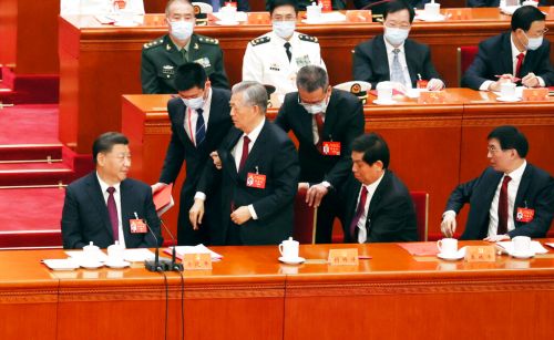 ▲中共前總書記胡錦濤在20大閉幕會議上,疑似非自願被工作人員攙扶提前出場,習近平在一旁冷看。(圖/美聯社/達志影像) ▲中共前總書記胡錦濤在20大閉幕會議上,疑似非自願被工作人員攙扶提前出場,習近平在一旁冷看。(圖/美聯社/達志影像)