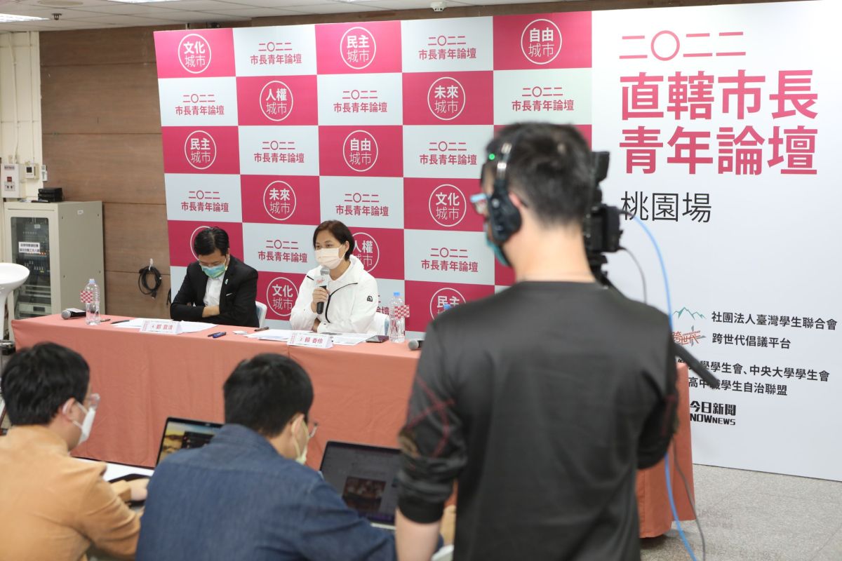 ▲桃園市長候選人賴香伶與鄭寶清參加「2022直轄市長青年論壇桃園場」，說明心中對桃園市的願景。（圖／記者康仲誠攝，2022.10.23）