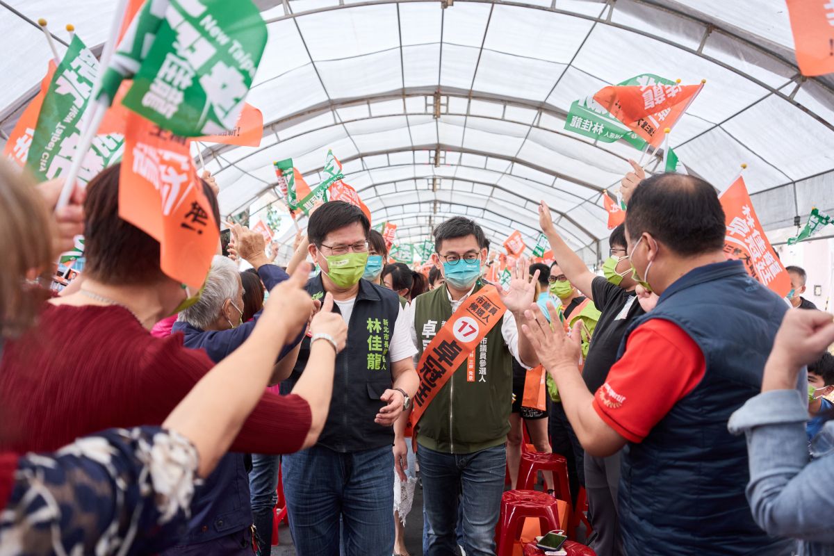 ▲林佳龍出席與卓冠廷成立聯合競選總部，強調如果不是卓冠廷，「恩恩案」遲早會被吃案，現在還要替恩恩爸爸繼續奮鬥。（圖 ／記者吳嘉億攝，2022.10.23）