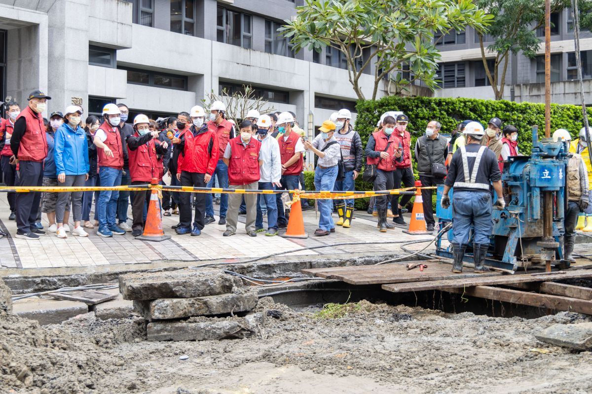 ▲侯友宜到新北市汐止區工建路視察因連日大雨造成道路塌陷狀況，指示修復工程力拚一週完工。（圖 ／新北市政府提供）
