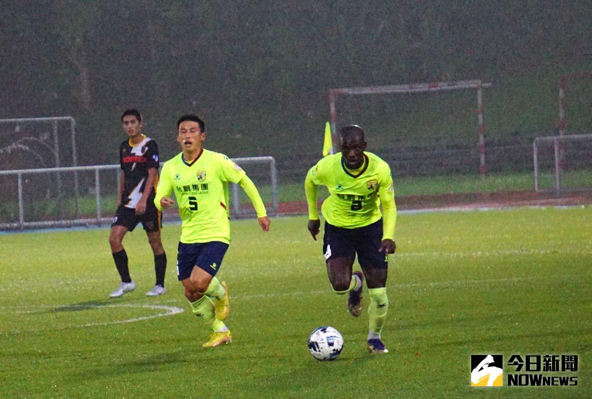 ▲安以恩(右)上演帽子戲法。記者廖聿偉攝