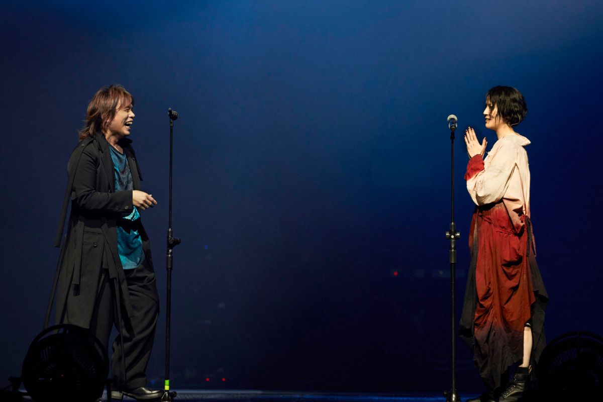 ▲楊乃文與伍佰在台上幽默互動。（圖／亞神音樂提供）