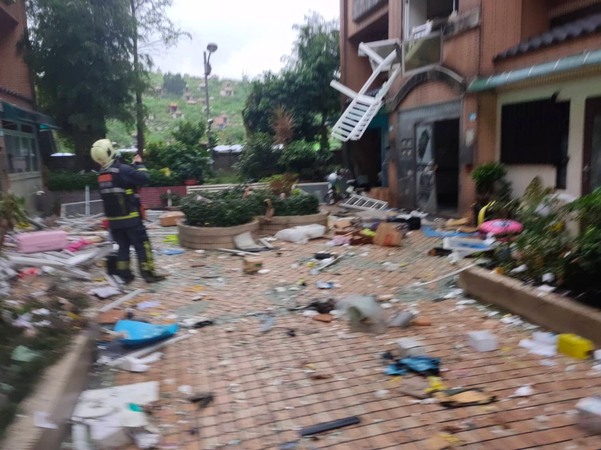 ▲新北市三峽區大同路今天發生社區住宅氣爆意外，共有12戶住家遭受波及。新北市環保局、工務局連夜清理災害震爆出的玻璃碎片等，並安置受災戶；結構技師漏夜前往鑑定建築安全。ㄍ（圖／翻攝畫面）