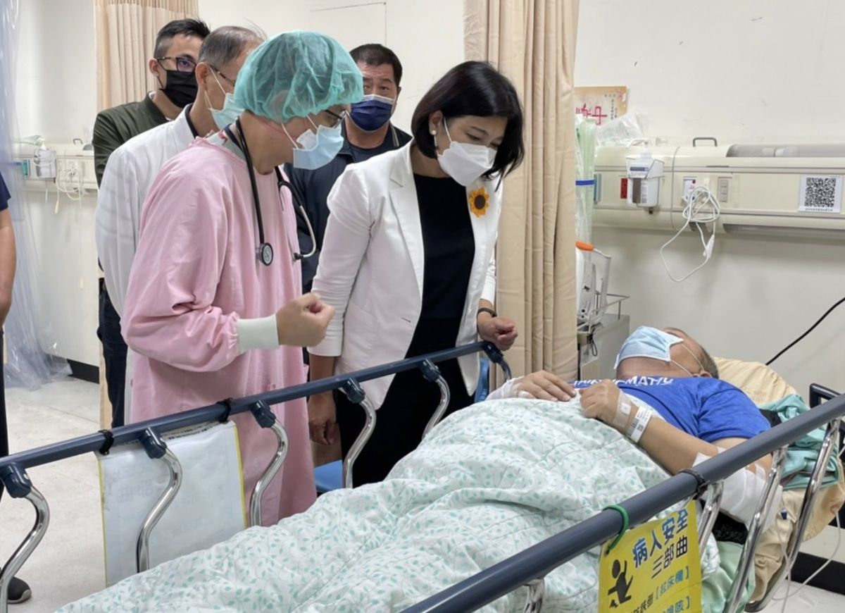 ▲雲林縣長張麗善趕赴醫院探視廖姓小隊長。（圖／翻攝自張麗善臉書）