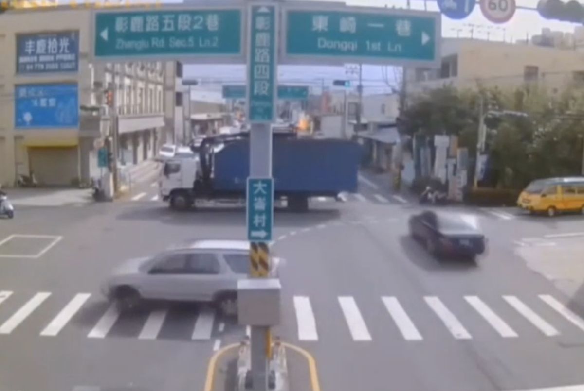 ▲本月20日上午彰化縣福興鄉，有一輛大貨車駕駛行經彰鹿路時，停車去超商購物忘記拉手煞車，車輛從巷口居然「滑到馬路」，還穿越北上、南下車道，與多輛汽機車交錯，嚇壞民眾。（圖／翻攝畫面）