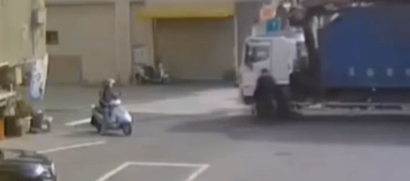 ▲駕駛停車去購物忘記拉手剎車，大貨車一路滑出馬路，駕駛急衝衝從超商跑來，跳上車拉起手煞車，解除這場驚魂記。（圖／翻攝畫面）