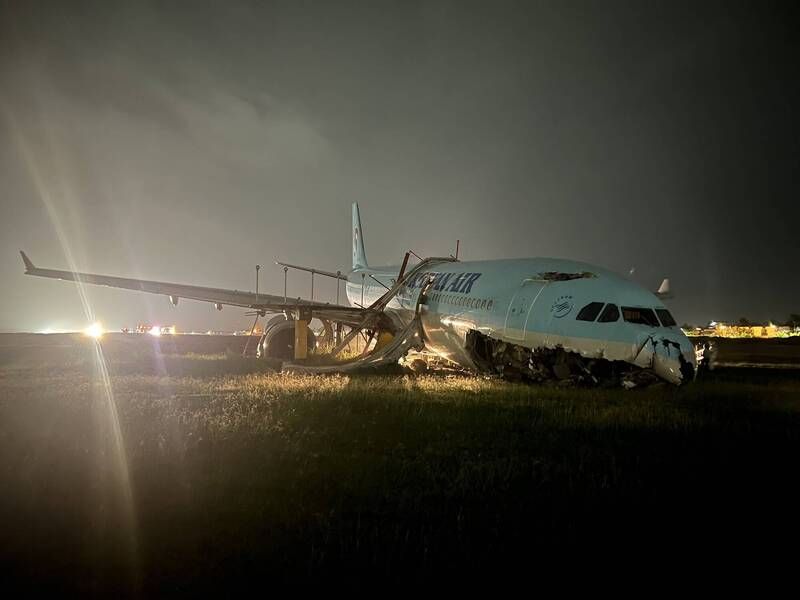 ▲韓國大韓航空一架編號KE361的班機在菲律賓宿霧機場衝出跑道，飛機受損十分嚴重，但幸好無人傷亡。（圖擷取自推特）