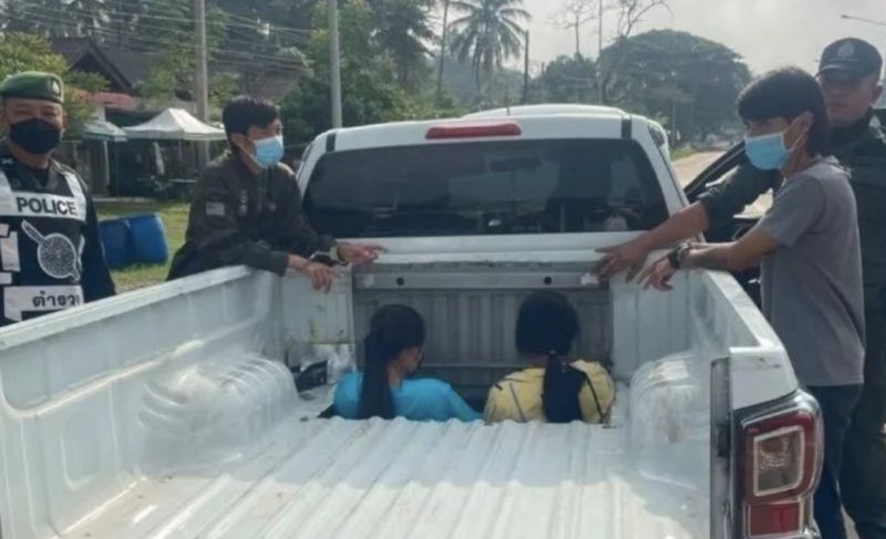 ▲兩名緬甸女子躲在改裝貨卡的夾板下方，意圖偷渡進入泰國。（圖／翻攝自安危情報站）