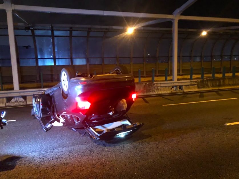 ▲一名24歲林姓男子，酒後駕車行經快速道路時超速，追撞前車後再撞外側護欄整車翻覆。（圖／翻攝自記者爆料網）