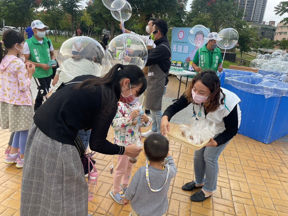 ▲范格菱和鄭朝方聯名推出 「好方菱茶葉蛋」，拉近選民距離。（圖/鄭朝方團隊提供）