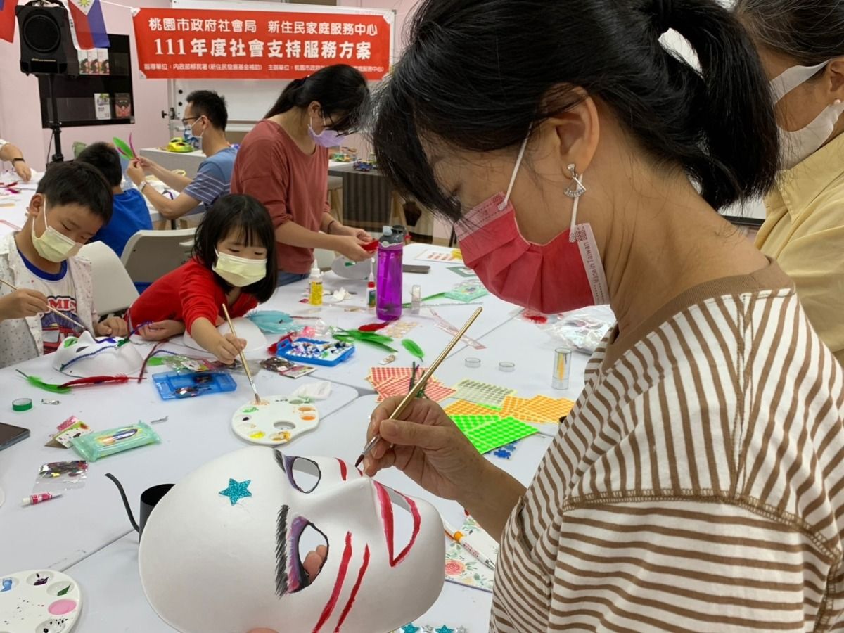 ▲新住民和參與者在活動過程相互分享，達到文化交流目的。（圖／桃園市社會局提供）