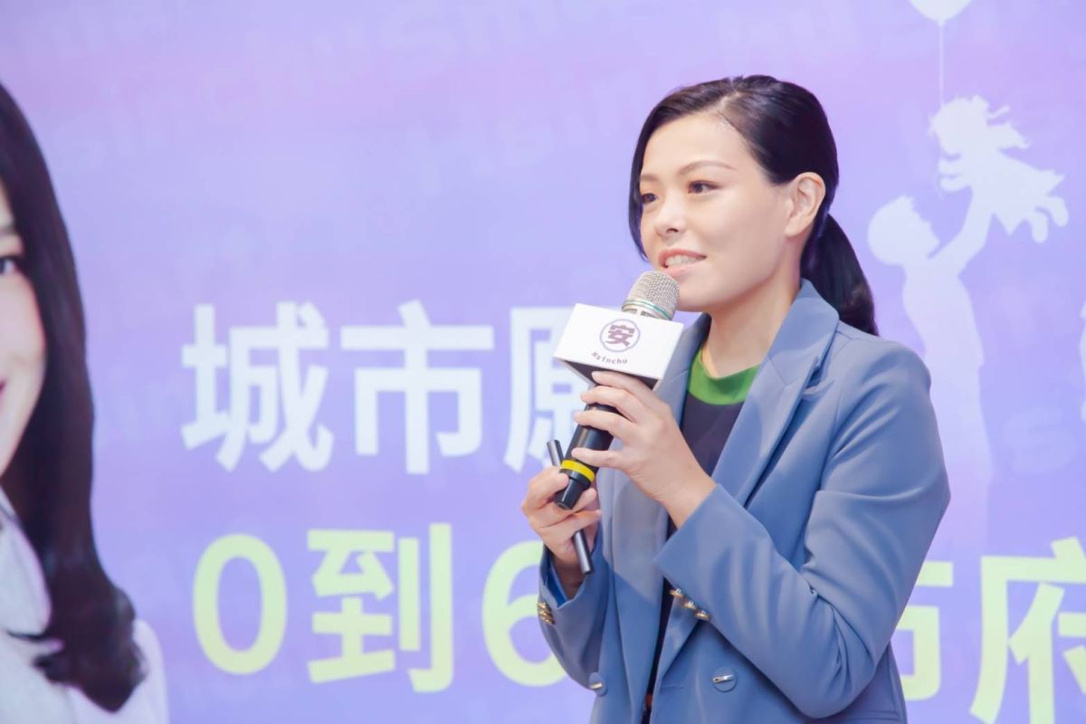 ▲民眾黨新竹市長參選人高虹安遭對手林耕仁踢爆，涉嫌聘用男友李庭忠當立院公費助理，違法詐領助理費，今天凌晨李忠庭發表最新3點聲明。（圖／高虹安競選辦公室提供）