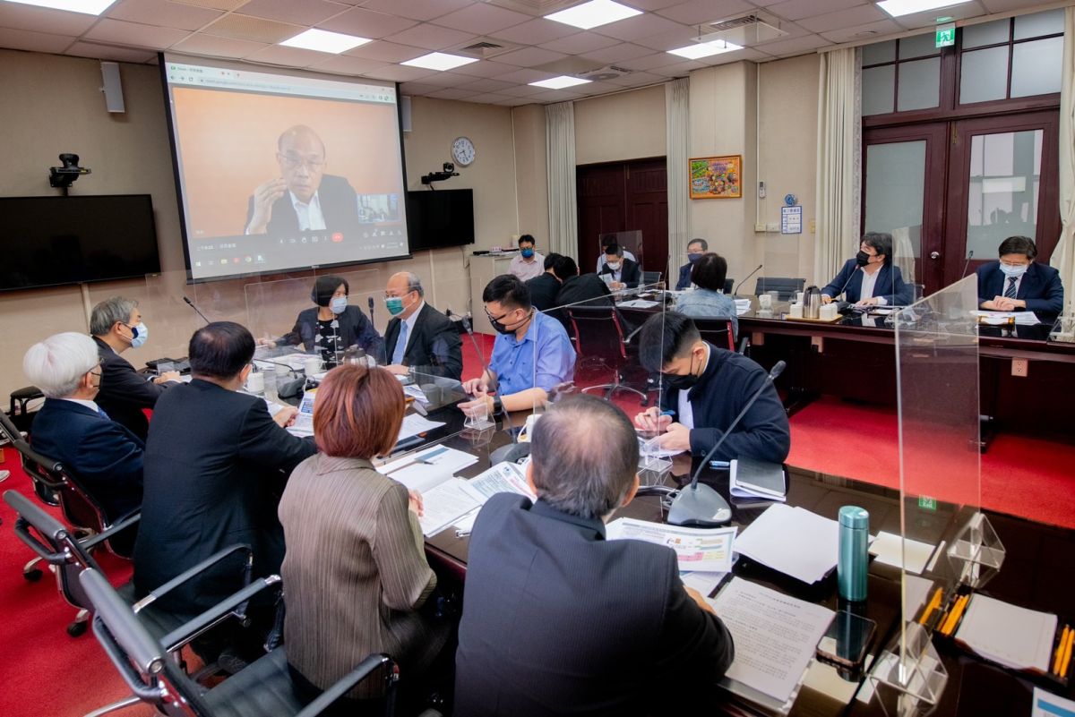 ▲行政院長蘇貞昌透過視訊方式召開擴大防疫會議，會中指揮中心說國內措施與境外政策不一，有調整必要。（圖／行政院提供）