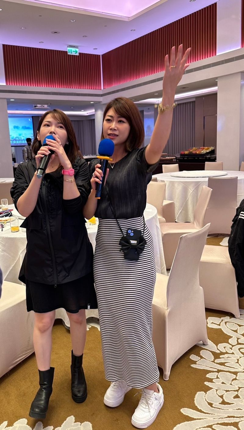 ▲台北市府發言人陳智菡遭爆,豪雨成災的當晚正在度假唱歌。(圖/陳時中競選辦公室提供)