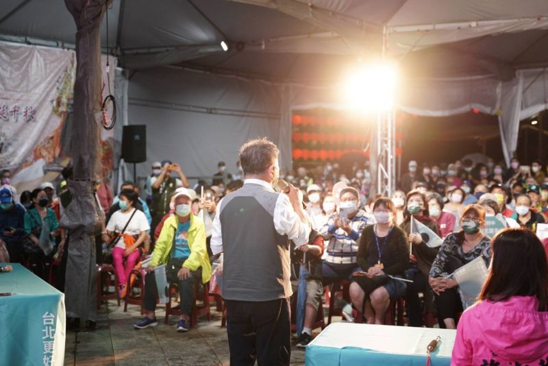 ▲卸下指揮官身分,陳時中參選以來走入市場、廟埕,與台北市民面對面接觸,說明施政藍圖爭取支持。(圖/陳時中辦公室提供)