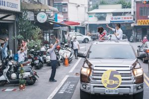 林智堅近8年執政深獲新竹市民肯定,其近來開始陪同沈慧虹「光榮車隊」掃街,力拚延續品質保證的綠色執政。 ▲林智堅近8年執政深獲新竹市民肯定,其近來開始陪同沈慧虹「光榮車隊」掃街,力拚延續品質保證的綠色執政。(圖/沈慧虹辦公室提供)