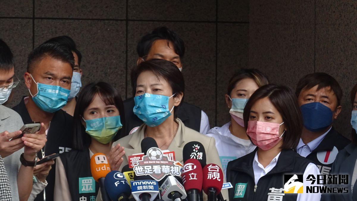 ▲資深媒體人黃光芹質疑高端EUA時序，無黨籍台北市長候選人黃珊珊呼籲食藥署應說清楚。（圖／記者呂炯昌攝，2022.10.24）