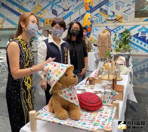 第12屆「創意台中」將登場 呈現新舊文化與跨域混搭風 ▲ 「創意文化」總策展人廖佳玲(左)表示,今年活動展現台中新舊融合及多元跨界的生活魅力。(圖/記者金武鳳攝,2022.10.22)