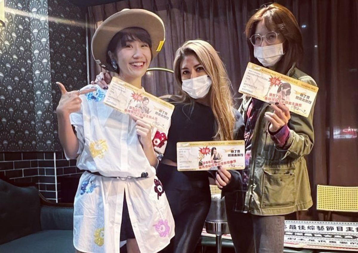 ▲Lulu（左起）、艾怡良和謝盈萱拿到陳鎮川送的客製化機票。（圖／Lulu臉書）