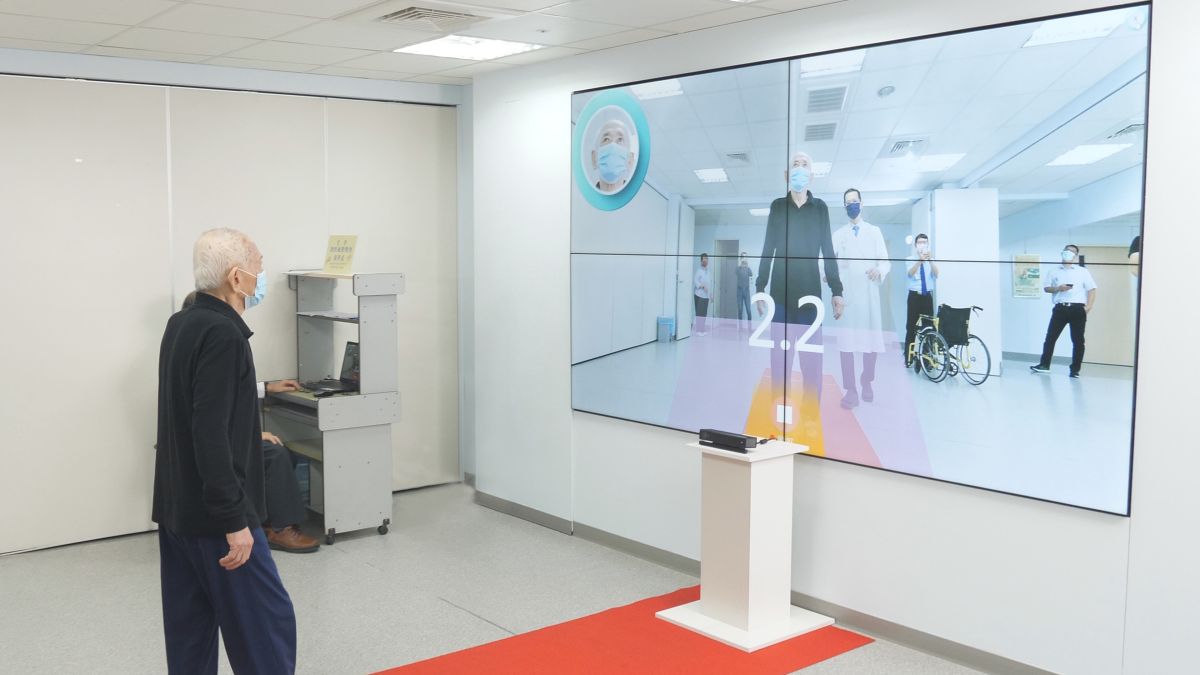 ▲群創攜手台南郭綜合醫院建立科技長照示範場域，今（24）日推出智慧復健與智慧門診解決方案。圖為智慧復健步態分析快篩。（圖／群創提供）