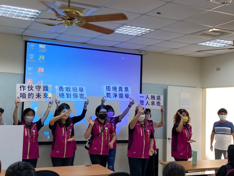 ▲嘉義市政府政風處廉政志工團隊以手語帶動唱方式，向新住民宣導杜絕賄選的重要性。（圖／移民署提供）