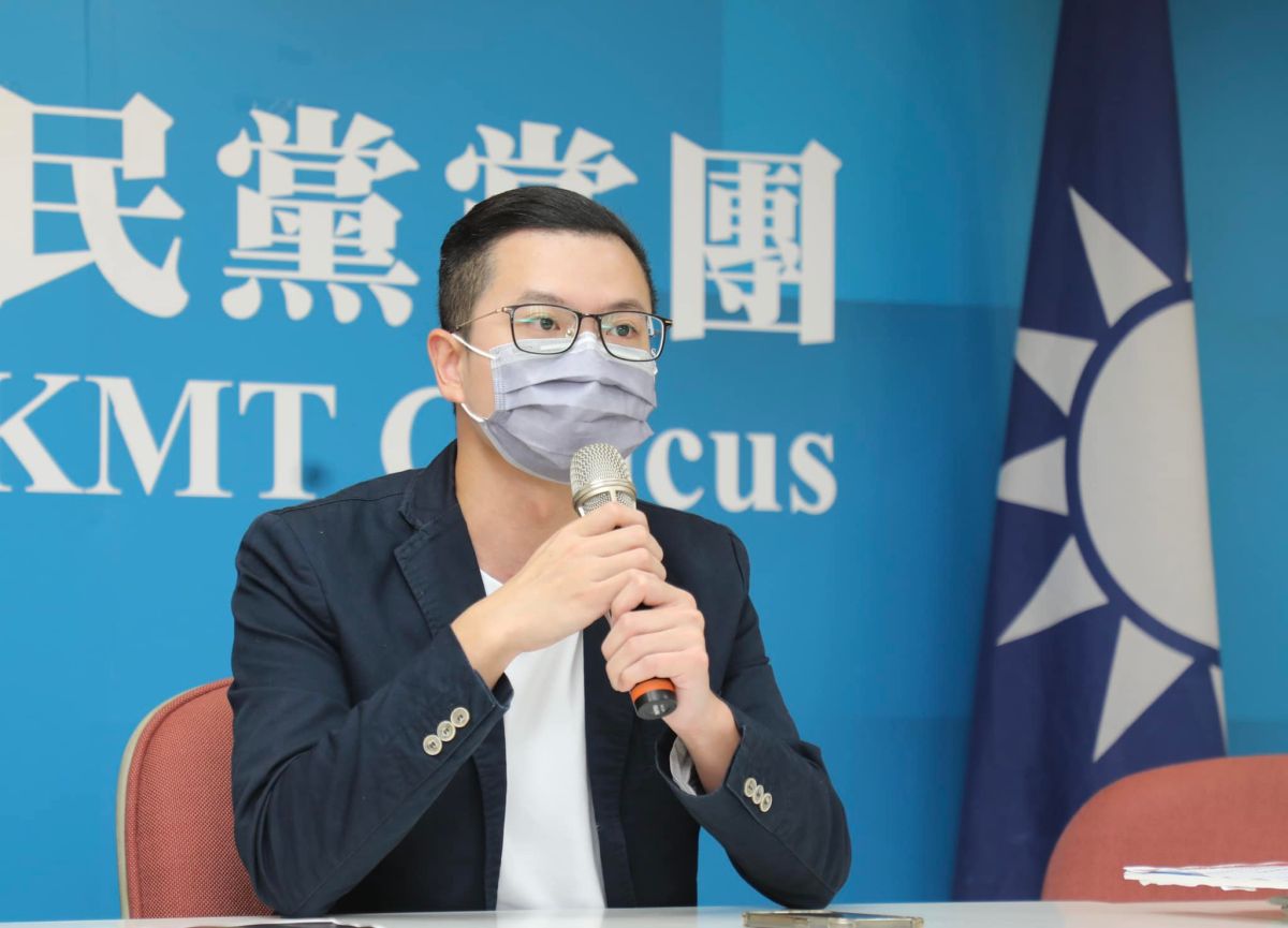 ▲蔣萬安揭露一項BNT疫苗採購保密協議細項，遭綠委連署稱「偉法抄錄」，凌濤今天要求鄭運鵬對此表態。（圖／翻攝凌濤臉書）