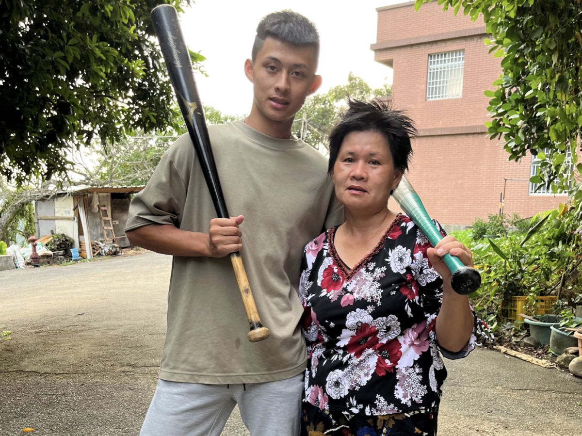 ▲魏正皓手把手教媽媽一起玩他最愛的壘球。（圖／新北市教育局）