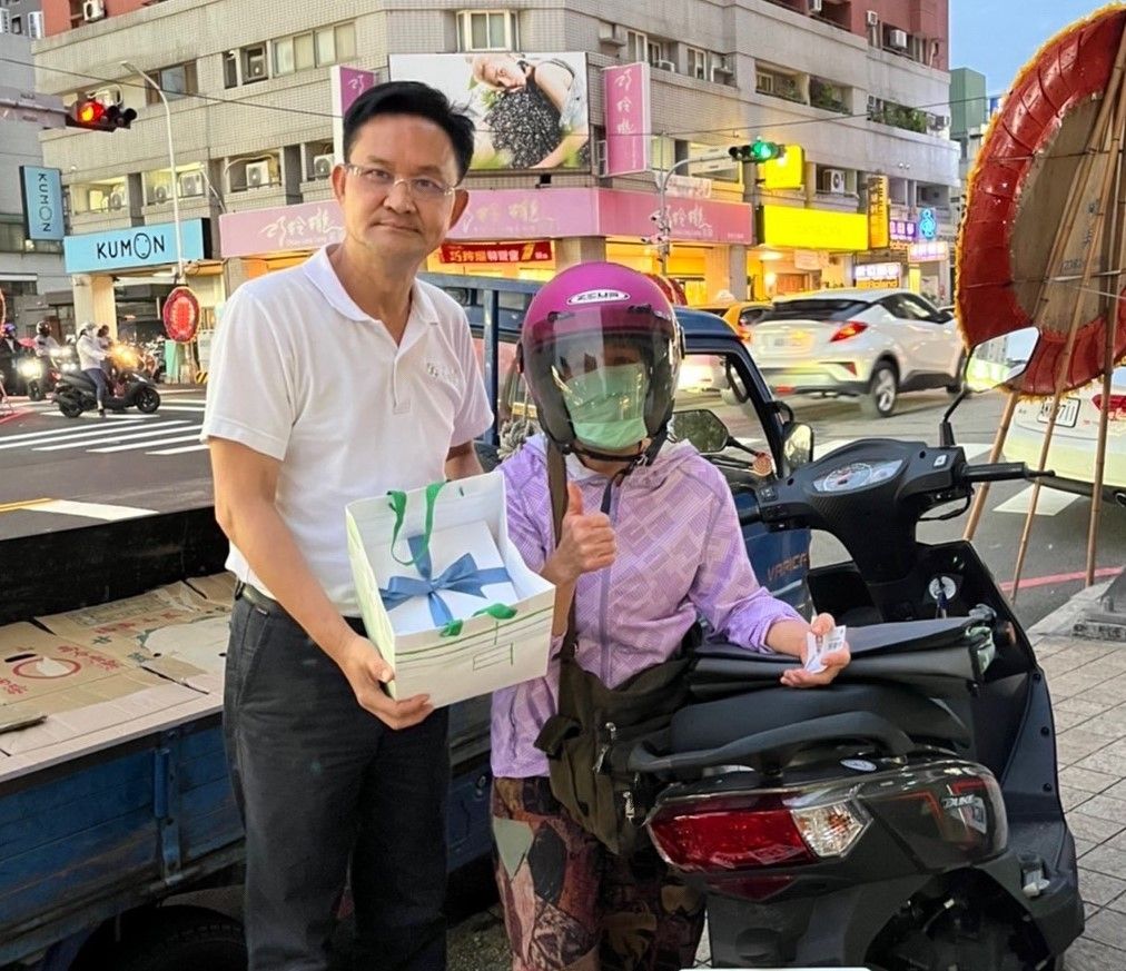 ▲選戰倒數，南屯區議員候選人張耀中收到特別禮物，是一名阿嬤排隊大半天才買到的名店蛋糕，阿嬤送暖用心讓張耀中很感謝。（圖／張耀中競總提供)