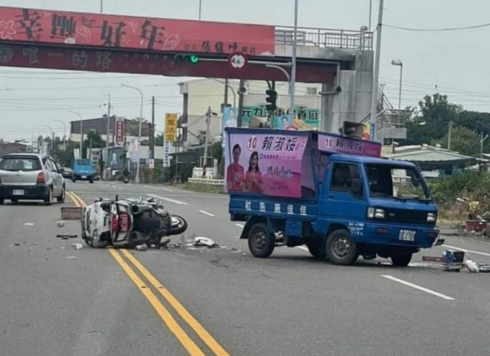 宣傳車雙黃線迴轉！碰撞百萬重機　「陸地航母」慘變廢鐵
