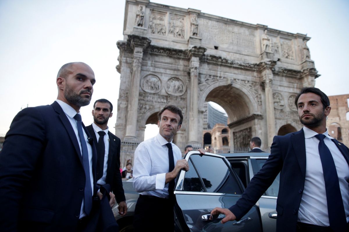 ▲馬克宏在妻子碧姬陪同下出訪梵蒂岡、拜訪教宗，並受到教廷的瑞士衛隊（Swiss Guards）儀隊迎接。（圖／美聯社／達志影像）