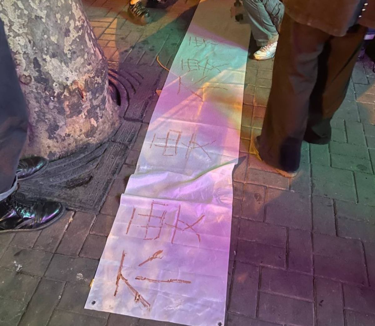 ▲10月23日晚上，上海有年輕人拉起橫幅遊行示威，引起不少路人圍觀。（圖／翻攝自推特）