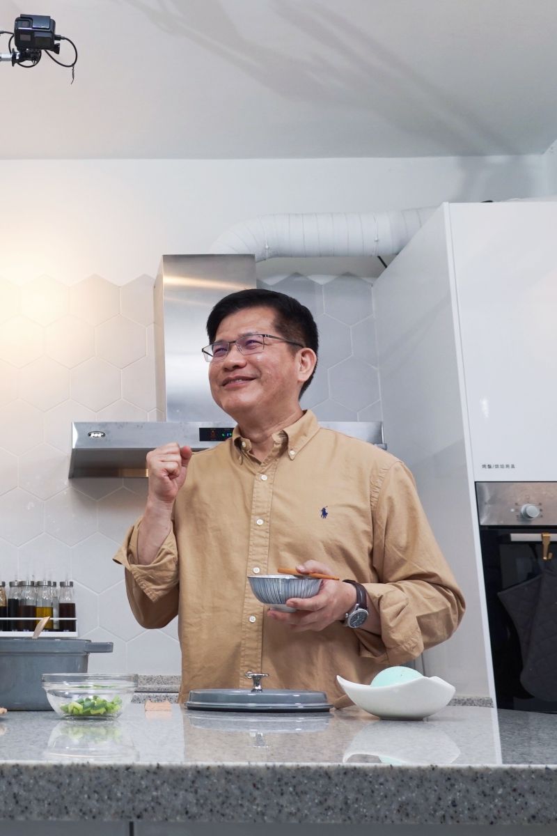 ▲林佳龍說,自己是感性的人,做事的動力源自熱情,跑行程總把握各種機會,與鄉親互動,事事力求自己有最佳表現。(圖/民進黨提供)