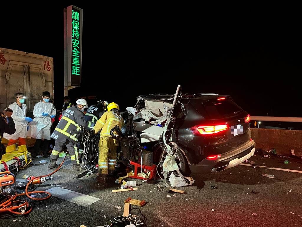 ▲國道3號南下131.9K處路段，昨（24）日深夜10點多發生一起嚴重車禍，休旅車車身全毀，駕駛受困車中被消防人員救出送醫。（圖／翻攝畫面）