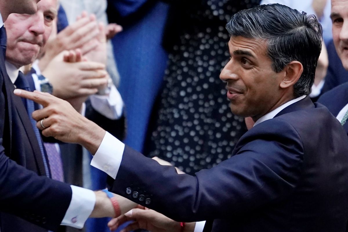 ▲富可敵國的英國首相蘇納克在遊民收容所給流浪漢送餐時問對方，「有在公司上班嗎？」，顯得不知民間疾苦而挨批。資料照。（圖／美聯社／達志影像）