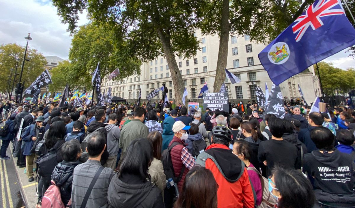 ▲不滿中國駐曼徹斯特總領事館人員，涉嫌毆打和平示威的港人，英國多地23日都出現抗議浪潮。（圖／翻攝自推特）