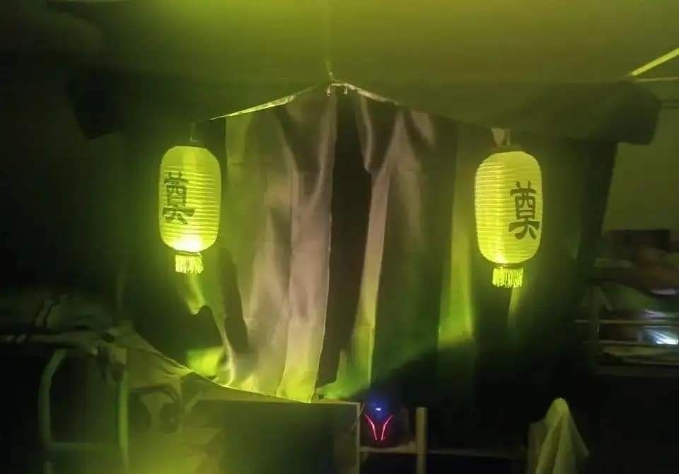 ▲有學生將宿舍床鋪改造成詭譎的葬儀風，引來各路網友痛批。（圖／《爆廢公社公開版》）